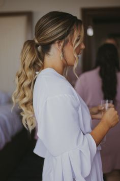 Ponytail Hair For Wedding, Brides Made Hairstyles, Wedding Hairstyle Ponytail Bride, Wedding Hairstyles Ponytail Low, Prom Pony Hairstyles, Low Pony Curled Hairstyles, Bride Hairstyles Ponytail Curls, Wedding Hairstyles Tail, Curly Ponytail For Wedding