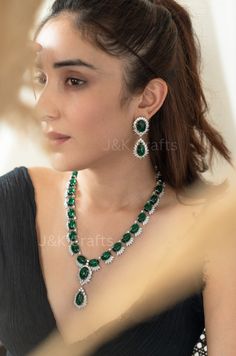 Green Necklace Set, Green Emerald Necklace, Emerald And Diamond Necklace, Victorian Green, Emerald Green Necklace, Necklace Closure, Emerald Green Stone, Kundan Jewelry, Contemporary Necklace