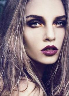 Striking black eye shadow with the unusual yellow gold in the corner. Editorial Make-up, Fall Makeup Trend, Make Up Inspiration, Berry Lips, Purple Lips, Dark Lipstick, Fall Makeup Looks, Smoky Eyes, Vintage Makeup