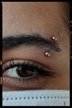 Gold Eyebrow Piercing Idea Gold Eyebrow Piercing, Eyebrows Piercing, Eyebrow Piercing Girl, Eyebrow Piercing Men, Eyebrow Piercing Jewelry, Piercing Girl, Kawaii Logo, Lip Piercing Jewelry, Pin Search