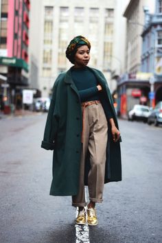 comment-porter-le-foulard-en-tissu-wax-turban-africain-manteau-oversize-vert-pantalon-tailleur-taille-haute-chaussures-dorées Enchiladas Recipe, Recipe Vegetarian, Business Casual Outfits For Women, Outfits Black, Africa Fashion, Street Style Winter, Interview Outfit, Girls Outfits, Gold Shoes