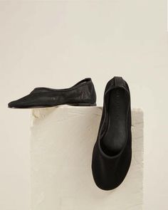 FINAL SALE The Balla Mesh in Black by Dear Frances is a classic ballerina flat crafted in a sheer Italian mesh with soft leather edges. Runs true to size, select your normal size. If between sizes, select the size up. Handmade in Italy #DFBLM01