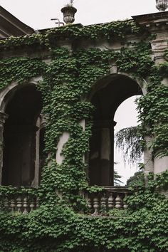 an old building with ivy growing on it