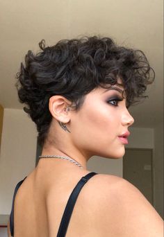 Tomboy Haircut, Hairstyles For Fat Faces, Curly Pixie Hairstyles, Curly Pixie Haircuts, Curly Pixie Cuts, Short Curly Haircuts, Curly Pixie, Makijaż Smokey Eye, Haircuts For Curly Hair