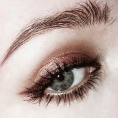 @ellastenslunde Eyeshadow Simple, Trucco Smokey Eye, Makeup Revolution Eyeshadow, Normal Makeup, Make Up Gold, Gold Eyeliner, Revolution Eyeshadow, Trendy Eyeshadow, Smokey Eyeshadow