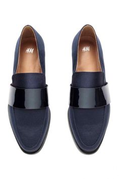 Les mocassins slippers sont à mi-chemin entre le chausson et la chaussure élégante. Best Loafers, H&m Shoes, Mid Heel Shoes, Satin Shoes, Driving Loafers, Kinds Of Shoes, Sole Shoes, Suede Loafers, Shoes Loafers