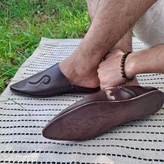 Moroccan Slippers (Babouche Slippers): Chocolate Brown Babouches, Chic and Elegant in 100% Genuine Leather. All our leathers and suedes come from the traditional tanneries of Fez, Morocco. 👉✨ Explore our full collection of Babouche Slippers for Men: https://www.etsy.com/fr/shop/Herima?ref=l2-about-shopname§ion_id=48148093 MATERIALS: - Premium quality sheepskin leather lining. - Sturdy calf leather sole, suitable for outdoor use. - Decoration (embroidery). SIZING TIP: Due to the pointed shape of Moroccan Shoes, Moroccan Slippers, Babouche Slippers, Fez Morocco, Shoe For Men, Slippers For Men, Casual Evening, Different Outfits, Style Classique