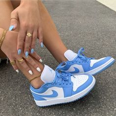 Dr Shoes, Trendy Shoes Sneakers, Nike Shoes Girls, Nike Fashion Shoes, Preppy Shoes, Jordan Shoes Girls, Pretty Shoes Sneakers, Jordan Shoes Retro, All Nike Shoes