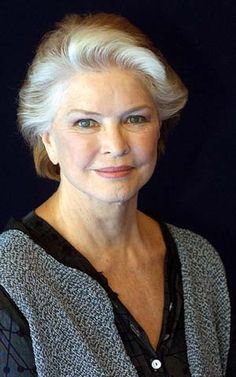 Ellen Burstyn - 79 years She is lovely and was absolutely wonderful in "The Divine Secrets of the Ya-Ya Sisterhood". Ellen Burstyn, Aging Beautifully, Famous Faces, Growing Old, Silver Hair, White Hair