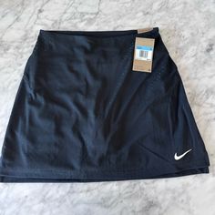 Nike Women's Dri-Fit Advantage Tennis Skirt In Black. Inner Shorts With Pockets. Nike Tempo Shorts, Nike Pro Shorts, Black And White Shorts, Running Shorts Women, Nike Dri Fit Shorts, Nike Running Shorts, Shorts Nike, Nike Flex, Grey Nikes