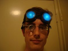 Brilliant tutorial for making LED glowing steampunk goggles Steampunk Tutorial, Punk Costume, Steampunk Gadgets, Steampunk Crafts, Steampunk Goggles, Costume Tutorial, Steampunk Cosplay, Steampunk Diy, Steampunk Accessories