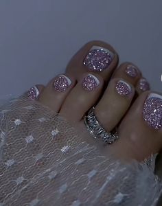 Purple Glitter Pedicure, Glitter Pedicure Ideas, Pedicure Nails Ideas, Cute Toenail Ideas, Glitter French Tip Toes, Rose Gold Pedicure, Mermaid Pedicure, Chrome Toe Nails, Glitter Toenails