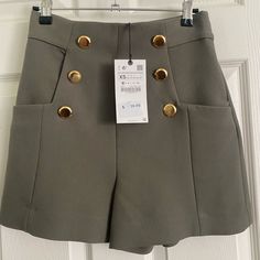 Brand New Khaki Wide Leg Shorts For Spring, Khaki Wide-leg Shorts For Spring, Khaki Short Pants For Spring, Short Khaki Pants For Spring, Chic High Waist Khaki Bottoms, Chic Short Pants With Pockets, Chic Khaki Shorts For Spring, Khaki Shorts For Workwear In Spring, Chic Khaki Shorts