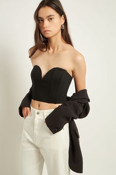 Presume de figura con este sensual top de tubo. Con su escote corazón y cremallera lateral, este crop top es perfecto para lucir tus curvas. Está confeccionado con tela de encaje para una apariencia y sensación de lujo. Vístete elegante o informalmente, de cualquier manera, te encantará la forma en que te ves con nuestra blusa de tubo Sweetheart Corset.        Escote corazón  recortado  Cremallera lateral  Lavado de manos en frio  No usa blanqueador  No secar en secadora  Hierro bajo  Exterior: 100% Poliéster   Forro: 100% Poliéster          HN852T  Largo total :9.37" Busto :28.50"  S  Altura 5'9"/(175cm) / Busto 34"/(86cm) / Cintura 26"(67cm) / Cadera 35"(89cm) Sweetheart Corset, Streetwear Essentials, Knit Bottom, Outerwear Outfit, Blazer And Shorts, Heat Styling Products, Romper With Skirt, Dress Cuts, Skirts For Sale