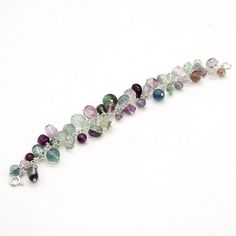 Bracciale in argento con charms di Fluorite. La Fluorite è una gemma cangiante multicolore, molto particolare. Il nome ha due possibili origini: in epoca medievale i minatori inglesi la chiamavano "fiore" di minerale (flower) per via della sua bellezza; un'altra possibile origine deriva dal latino fluere, che significa fondere, per via del suo utilizzo come fondente in metallurgia. Alla fluorite devono il nome il fluoro e il fenomeno della fluorescenza. Conosciuta fin dall'antichità era utilizza Pandora Charms, Pandora Charm Bracelet, Charm Bracelet, Charms