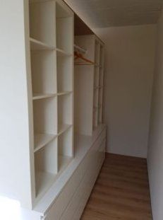 Beeld je in: je valt met je neus in de boter, en krijgt een gigantisch appartement in Utrecht. Wat naar. Nog veel erger is het, als de slaapkamer in dit paleis zo groot is, dat je er in verdwaalt. … Kallax Closet Hack Walk In, Ikea Hacks Walk In Closet, Ikea Walk In Wardrobe Hack, Kallax Walk In Wardrobe, Ikea Malm Closet Ideas, Kallax Ikea Closet, Malm Walk In Closet, Kallax Walk In Closet, Ikea Malm Closet Hack