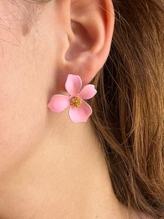 These Gorgeous Pink flower earrings are lightweight and comfortable to use.  Material:   Enamel petals 18k gold pated center silver post Perfect for spring or summer style fashion. Clay Craft Ideas, Pink Flower Earrings, Polymer Clay Craft, Clay Craft, Summer Earring, Floral Earrings, Polymer Clay Crafts, Something Blue, Fine Jewellery