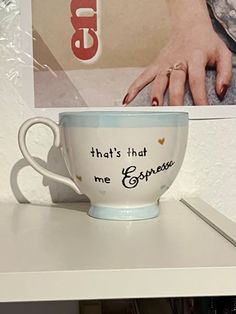 there is a coffee cup with the words that's that me espresso on it