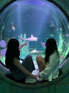 Aquarium Photoshoot Friends, Aquarium Matching Pfp, Aquarium Date Wlw, Best Friends Photos Aesthetic, Best Friend Icon, Yana Core, Wlw Icons, Wlw Pfp, Fotografi Fesyen