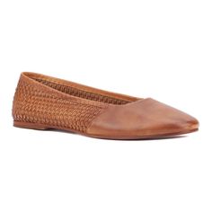 The Wilma is far from your basic ballet flat. With its woven leather upper, it adds a sophisticated touch of vintage flair to any outfit. The intricate weave details elevate the classic design, making it both timeless and unique. Perfect for pairing with skirts, dresses or trousers, the Wilma offers versatile style that effortlessly transitions from day to night. A chic addition to your wardrobe, it combines comfort and elegance, making it a must have for any fashion forward look. Dress Loafers, Closed Toe Shoes, Casual Loafers, Pointed Toe Flats, Journee Collection, Ballet Flat, Leather Heels, Cognac, Ballet Flats