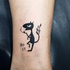 Funny Small Tattoos, Cute Halloween Tattoos, Tato Minimal, Sharpie Tattoos, Halloween Tattoo, Tattoo Style Drawings, Small Hand Tattoos, Funny Tattoos, Little Tattoos