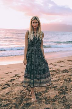 Barefoot Blonde, Amber Fillerup Poolside Photoshoot Ideas, Photoshoot Ideas Women, Poolside Photoshoot, Shallow Pool, Andaz Maui, Fashion Modeling