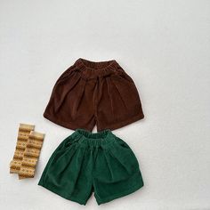 Product ID: BB47307  Material: 100% Cotton  Color: Green, Brown      Size Chart        Size (Age)     Height (CM)     Waist (CM)     Length (CM)       12-18M  75-85  38  27     18-24M  85-95  40  29     2-3T  95-105  42  31     3-5T  105-115  44  33     5-7T  115-125  46  35     7-9T  125-135  48  37      *It's recommended to choose the size that corresponds to your mini's height and body measurements for a much more accurate fit. Please also take delivery time into consideration.  *The parcel only contains the shorts. Other pieces or accessories shown are only used for photo props. Cheap Corduroy Shorts, Green Retro Cotton Shorts, Brown Corduroy Shorts With Pockets, Relaxed Fit Corduroy Shorts, High-waisted Corduroy Shorts With Pockets, Retro Shorts, Body Measurements, Green And Brown, Size 12