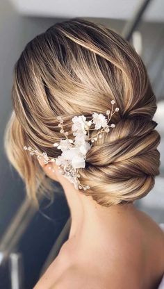 Finding a wedding hairstyle is not that easy as there are so many factors to considerSome of these factors include shape of the facewedding gowntheme of weddingwedding jewelryand the bride's personal style. Ascot Hairstyles, Elegant Bride Hairstyles, Bridal Hair Updo With Veil, Hairstyle Elegant, Updo Messy, Elegant Wedding Hairstyles, Wedding Hair Updo, Bride Hairstyles Updo, Chic Updo