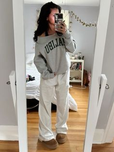 Comfy Fall Fits Aesthetic, House Outfit Lazy Days, Basic Comfy Outfits, Cozy College Outfit, Comfy Winter Outfits, Casual Neutral Outfits, Sweats Outfit, Cute Preppy Outfits