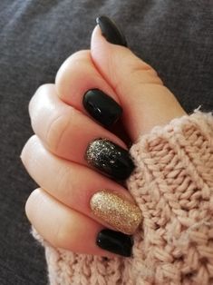 Plain New Years Nails, New Year’s Eve Nails Dip Powder, Black And Gold Nails Christmas, White Gold Black Nails, Black Nails Gold Glitter, Gold White And Black Nails, Black And Gold Christmas Nails, Simple New Years Eve Nails, Silvester Nails New Years