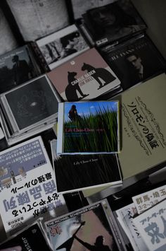 various cd's are stacked on top of each other in the same pattern and size