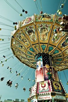 a carnival ride with lots of people riding it