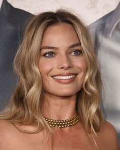 Margot Robbie Hair Red Carpet, Margot Robbie Red Carpet Looks, Margo Robbie Blonde, Margot Robbie Ponytail, Brunettes With Blonde Hair, Margot Robbie Natural Hair, Margo Robbie Haircut, Margot Robbie Lip Filler, Rosie Huntington Whiteley Hair Short