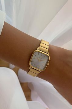 Square Womens Watch, Simple Gold Watch, Square Gold Watch, Aesthetic Watch, Schmuck Gold, Gold Schmuck, Mode Tips, Simple Watches, Gold Watches