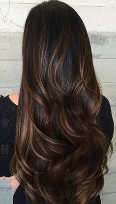 Dark brunette base with caramel highlights Rambut Brunette, Brunette Hair With Highlights, Caramel Highlights, Dark Brown Hair, Hair Envy, 가을 패션, Brunette Hair, Great Hair