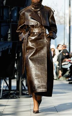 Couture Fashion Runway, Fall Winter Fashion Trends, Fw 2024, Moda Paris, Gisele Bündchen, Fashion Trends Winter, Leather Trench, Fall 24, Leather Trench Coat