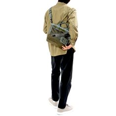 HARVEST LABELReLoad Tote bag-Mini / リロード トートバッグ ミニ Hello,Again メインファブリックには CORDURA® Hollofil Air Ballisticを採用。強度がありながらも中空糸を使用することで軽量性も持ち合わせた素材になります。付属にも様々な種類の CORDURA® brand fabric を使用し同系色のグラデーション迷彩柄に。熟練の職人による複雑なパターンから構成された流れるようなシルエットやブランドアイコンでもある3ラインのステッチワーク等に見られる高度な縫製技術。フロントに流れる無骨な金属ファスナーを使用したポケットと Airpods pro サイズのフラップポケットがコレクション共通のデザインになります。 本体はマチ付きのファスナーで開閉式になっており、撥水加工を施したファスナーを使用している為、急な雨でも中の荷物が濡れたり荷物が見える心配がない安心設計になっています。 トーバッグミニは使いやすいサイズ感で、普段使いはもちろんサブバッグとしてもおすすめです。 ショルダーベルトが取り外し可能になっており、お出かけのシーンに合わせてショルダーバッグとトートバッグの2通りの使い方ができます。 小さくてもしっかりと収納ができる様に、メイン収納部にはボトルホルダーを備え、オープンポケットとファスナーポケットを装備しているため、小物などの仕分けもできる設計になっています。 日本製 オフィシャルサイト限定オリジナル巾着袋付き 商品詳細 商品番号：HGL-0185 Size ：W260×H250×D110 Material ：CORDURA®︎Holloil Air Ballistic ナイロン,Twill Nylon,500d CORDURA®︎ナイロン,カウレザー Weight ：590g Pocket ： Advanced Sewing Techniques, New Flyer, Brand Icon, Small Pouch, Double Ring, Business Bag, Airpods Pro, Sewing Techniques, Waist Bag