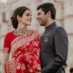 Red Banarasi Saree, Floral Mandap, Red Saree Wedding, Bridal Sarees South Indian, Indian Bridal Sarees, Couple Wedding Dress, Bengali Bride, Kaftan Designs, Indian Bridal Dress