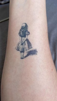 Small long-lasting John Tenniel's Alice in Wonderland temporary tattoo. Size: 1.8 in / 4.5 cm (height) THIS TEMPORARY TATTOO: * Develops in 24h * Can last up to two weeks or more, although it depends where you place it, your skin chemistry, and how much you exfoliate * Once you feel it has faded enough, you can exfoliate the skin to remove it * Safe & non-toxic, 100% plant-based juice ink formula * Is waterproof * Is environmentally friendly (tattoos and packaging made out of paper, no plastic f Cute But Edgy Tattoos, Alice In Wonderland Book Tattoo, Faded Tattoos Before And After, Film Tattoo Ideas, Alice In Wonderland Flash Tattoo, Small Tattoo Sleeve, Two Faces Tattoo, Alice In Wonderland Tattoo Ideas, Tattoo Alice In Wonderland