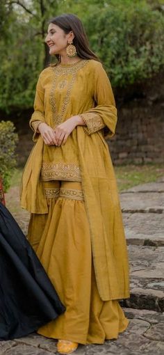 Fancy Gharara Designs, Haldi Dress Garara, Desi Formal Wear, Dress For Mayoun, Gharara Suits Party Wear Pakistani, Mayoon Outfits Pakistani, Haldi Outfits Pakistani, Mayoon Dresses Pakistani Simple, Garara Suit Pakistani Dresses