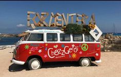 a vw bus parked on the beach in front of a sign that says crezceli