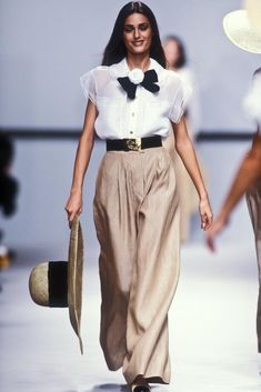 Vintage Runway Fashion, Yasmin Le Bon, Vintage Runway, Paris Mode, 1990s Fashion, Chanel Vintage