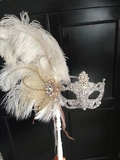 Maskerade Outfit Ideas, Mascara Ball Masquerade Theme, Masquerade Mask On A Stick, Silver Masks Masquerade, Maskerade Dress, Maskerade Prom, Maskerade Party Ideas, Masquerade Ball Hairstyles