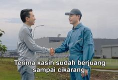 two men shaking hands in front of a building with the words, terma kasih sudah beruang sampai cikrang