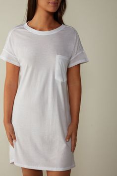 Short-sleeved ultrafresh Supima® cotton nightdress with breast pocket. Lightweight and comfortable fabric. Short Sleeve T-shirt With Pockets For Loungewear, Relaxed Fit Sleepwear With Pockets For Bedtime, Relaxed Fit Sleepwear With Pockets, White Cotton Sleepwear With Pockets, White Cotton Nightgown For Lounging, White Cotton Short Sleeve Nightgown, Summer Sleepwear With Pockets For Lounging, Summer Lounging Sleepwear With Pockets, Casual Cotton Nightgown With Relaxed Fit