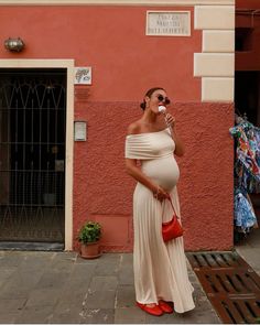 #fashion #streetstyle #pregnant #pregnantstyle Tezza Barton, Gender Reveal Outfit, Summer Pregnancy Outfits, Maternity Clothes Summer, Trendy Maternity Outfits, Maternity Photography Poses Pregnancy Pics, Preggo Fashion, Pretty Pregnant, Maternity Chic