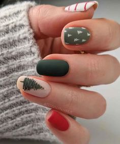 20 Chic Minimalist Christmas Nail Designs - The Mood Guide