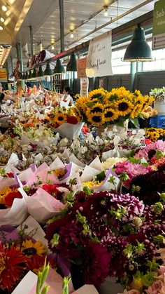 many different types of flowers on display in a store