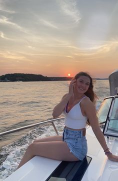 Boat Fits, Poses In Boat, Photo Poses In House Boat, Boat Ride Outfit Summer, Boat Picture Ideas, Boat Poses Photo Ideas, Boat Outfits, Lake Fits