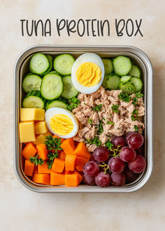 Tuna Protein Box with tuna salad, hard-boiled egg, cheese cubes, red grapes, chopped parsley, and sliced cucumbers and carrots Protein Lunchables, Lunchables For Adults, Healthy Lunchables, Natural Meals, Protein Meal Prep Ideas, Portable Meals, Healthy Lunch Prep, Tuna Protein, Tuna Lunch